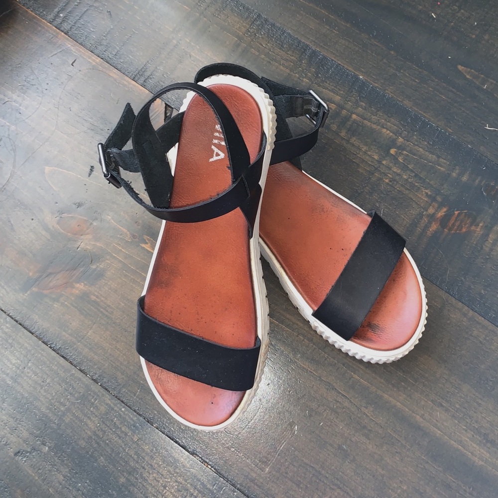 ✿ MIA platform sandals